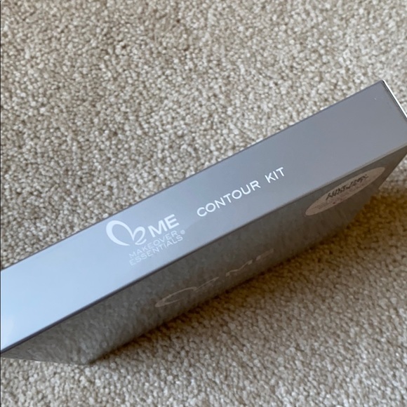 Makeover Essentials Contour Kit - Picture 2 of 4